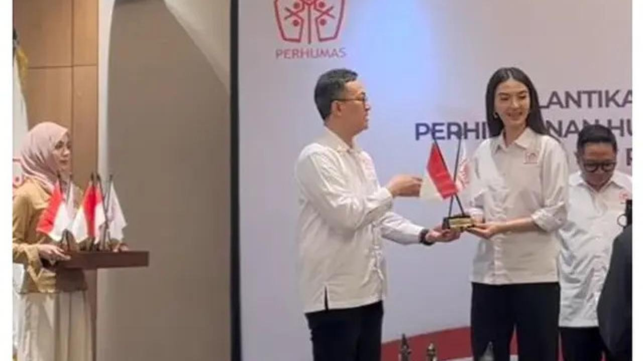 6 Pesona Raline Shah Kenakan Kemeja Putih Saat Dilantik Jadi Stafsus Menteri Komdigi