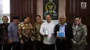Ketua DPR Bambang Soesatyo (ketiga kanan) foto bersama dengan Dirjen Pajak Robert Pakpahan (keempat kanan) saat melaporkan SPT Tahunan Pribadi kepada Direktorat Jenderal Pajak, Jakarta, Kamis (8/3). (Liputan6.com/Johan Tallo)