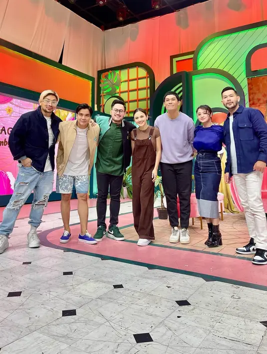 Kali ini keduanya mengambil tema biru navy yang jadi dress code berdua saja. (IG @dewiperssik9)