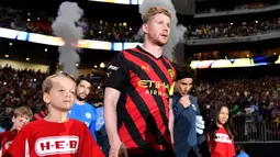 Kevin De Bruyne. Gelandang serang Belgia berusia 31 tahun ini dilepas VfL Wolfsburg ke Manchester City pada awal musim 2015/2016 dengan nilai transfer 76 juta euro atau kini setara Rp1 triliun. Hingga kini ia telah tampil dalam 306 laga bersama The Citizens di semua ajang dengan torehan 86 gol dan 121 assist. (AFP/Getty Images/Logan Riely)