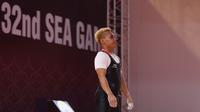 Atlet angkat besi Indonesia, Eko Yuli Irawan berkompetisi pada nomor angkat besi putra 61 kg SEA Games 2023 di Taekwondo Hall Olympic Complex, Phnom Penh, Kamboja, Sabtu (13/05/2023). (Bola.com/Abdul Aziz)