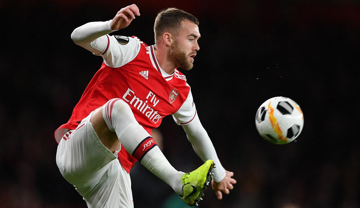 Karier Calum Chambers di Arsenal bisa dibilang naik turun sejak bergabung pada 2014 silam. Ia sempat dipinjamkan dua kali menuju ke Middlesbrough dan Fulham. Kontraknya tercatat akan habis pada 30 Juni 2022, namun akhir-akhir ini ia merupakan bek sayap andalan Arteta. (AFP/DANIEL LEAL-OLIVAS)