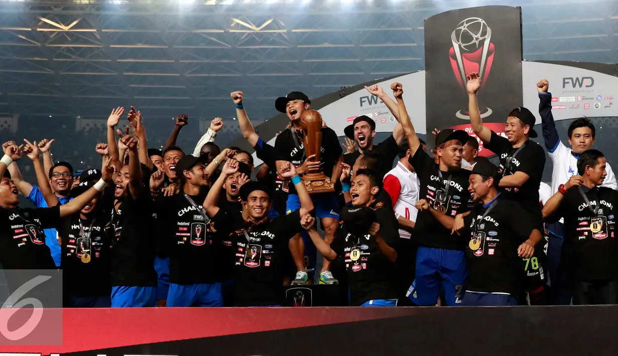 Euforia Pemain Persib Bandung usai menjuarai Piala Presiden di Stadion Utama Gelora Bung Karno, Jakarta, Minggu (18/10/2015). Persib berhasil mengalahkan Sriwijaya FC Palembang dengan skor 2-0. (Liputan6.com/Yoppy Renato)