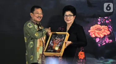 Mantan Menkes Nila F. Moeloek secara simbolis memberikan memori jabatan kepada Menkes Terawan Agus Putranto saat acara pisah sambut di Kemenkes , Jakarta, Kamis (24/10/2019). Terawan  resmi menjadi Menteri Kesehatan dalam Kabinet Indonesia Maju periode 2019-2024. (merdeka.com/Iqbal S. Nugroho)