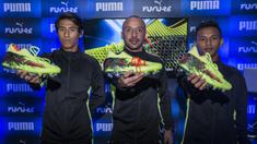 Pesepak bola, Hanif Sjahbandi, Julian Faubert dan Osvaldo Haay memperkenalkan sepatu Puma Future 18.1 di Taman Menteng, Jakarta, Jumat (9/3/2018). Puma Future 18.1 dirancang untuk pengepasan saat pemakaian. (Bola.com/Vitalis Yogi Trisna)