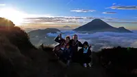 Wisatawan berada di Gunung Sikunir, Wonosobo, Jawa Tengah. (Dok: Instagram @jevygymstory https://www.instagram.com/p/CTo5V4cPGMR/?igsh=cHNybTRsc3ptNnp1)