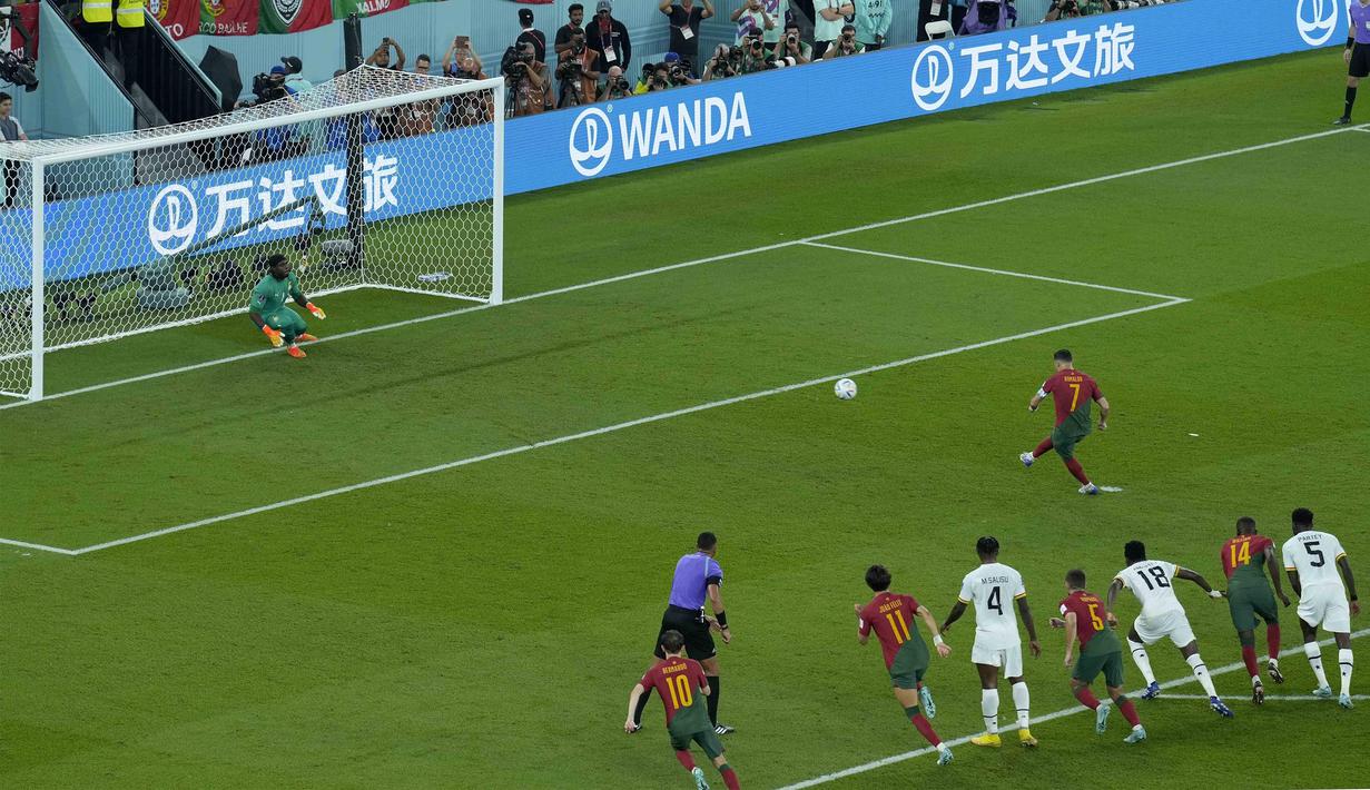 Kesabaran Ronaldo pun berakhir manis, ia dilanggar pemain Ghana di kotak penalti. Ronaldo yang maju sebagai algojo berhasil menendang bola dengan keras, melewati hadangan dari Ati-Zigi. (AP Photo/Francisco Seco)