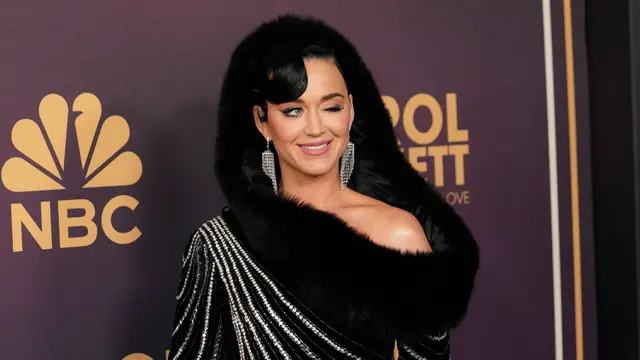 Katy Perry Pancarkan Pesona Glamor dalam Balutan Gaun Hitam Berkerudung