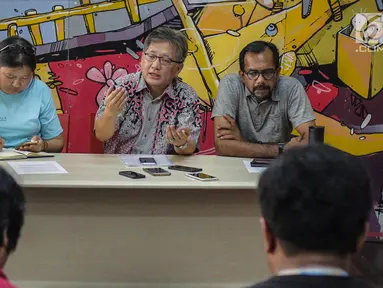 Aktivis HAM Andreas Harsono (tengah) didampingi Direktur Kantor Hukum dan HAM Lokataru Haris Azhar dan Direktur Rujak Center for Urban Studies Elisa Sutanudjaja saat konferensi pers ‘Menagih Janji Gubernur Mengambil Alih Pengelolaan Air Jakarta’ di Jakarta, Rabu (3/4). (Liputan6.com/Faizal Fanani)