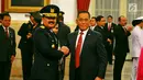 Menteri Pertahanan Ryamizard Ryacudu bersalaman dengan KSAU Hadi Tjahjanto di Istana Negara, Jakarta, Rabu (18/1) lalu. Setelah lulus AAU, Hadi mengawali kariernya di Skadron Udara 4 di Lanud Abdulrachman Saleh, Malang, Jatim. (Liputan6.com/Angga Yuniar)