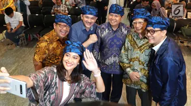 Artis Dian Sastrowardoyo yang juga sebagai juri tamu, swa foto bersama juri SATU Indonesia Awards 2018 di Jakarta Senin (11/3). Kegitana ini dalam rangka Satu Dasawarsa Astra Kobarkan Semangat Anak Muda Terbaik Jadi Inspirasi Bangsa. (Liputan6.com/HO/Eko)