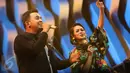 Penyanyi Andien dan Tulus tampil bersama di panggung Java Jazz Festival (JJF) 2017, JIExpo Kemayoran, Jakarta Pusat, Jumat (3/3). Dalam penampilannya, Andien mengajak Tulus menyanyikan sebuah lagu berjudul Gemintang. (Liputan6.com/Immanuel Antonius)