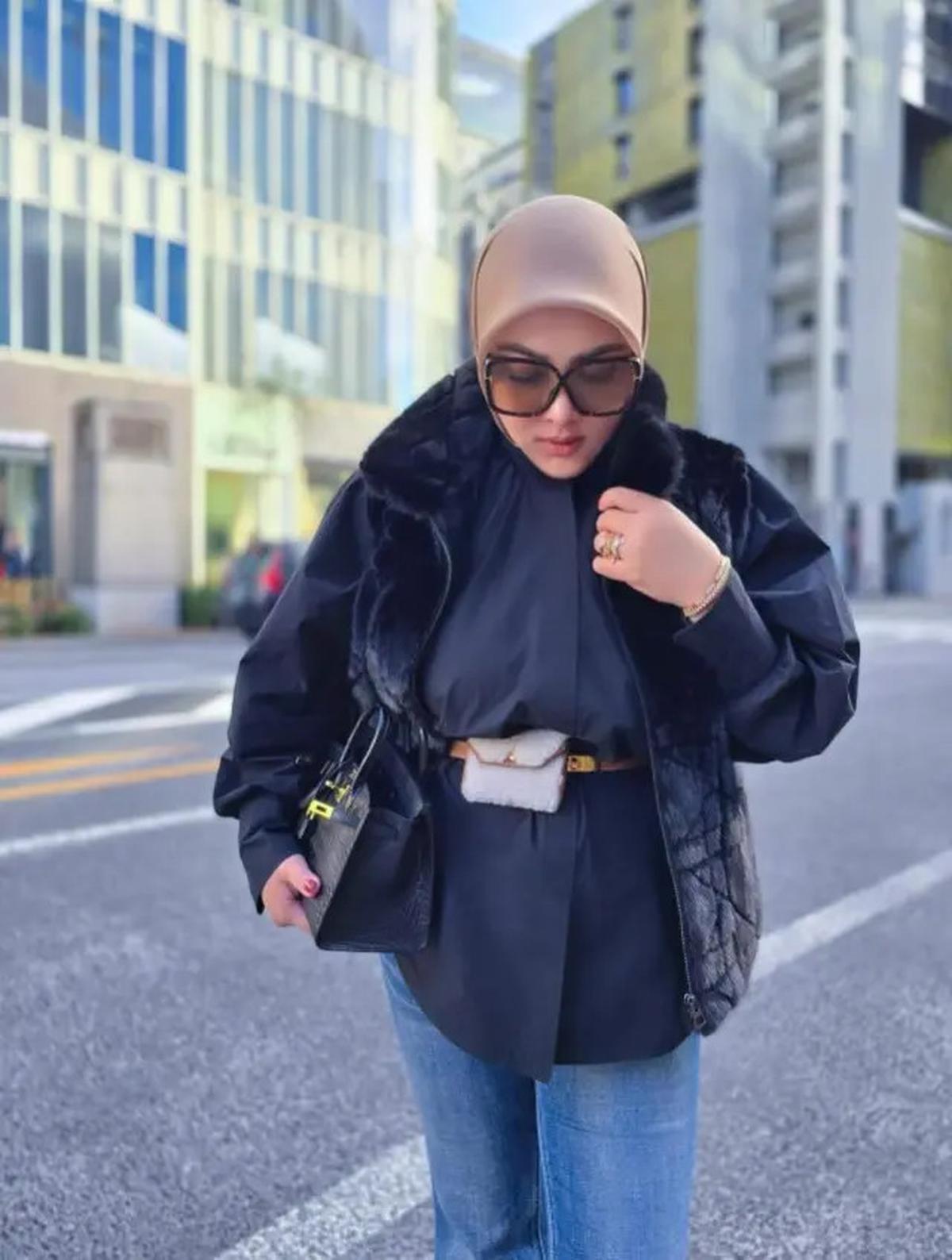 10 Inspirasi Padu Padan Atasan Hitam ala Syahrini, Tampil Menawan di Berbagai Kesempatan