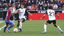 Pada menit ke-74 dan 79, Valencia memiliki peluang memangkas ketertinggalan. Dua peluang yang diperoleh Hugo Duro (tengah) lewat sundulan dan sepakan kakinya nyatanya masih mampu dimentahkan kiper Barcelona, Marc-Andre ter Stegen. (AP/Alberto Saiz)