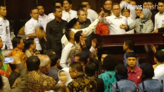 Sidang Paripurna DPD RI yang digelar di Gedung Nusantara V Kompleks Parlemen, Senayan, Jakarta, ricuh. Sidang mengagendakan pembacaan putusan Mahkamah Agung (MA) tentang masa jabatan Pimpinan DPD.