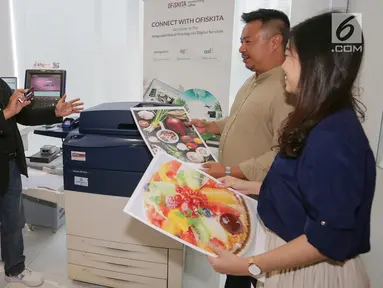 Direktur PT Astra Graphia Mangara Pangaribuan, Direktur PT Menara Astra Wibowo Muljono dan perwakilan tenant berbincang untuk manajemen dokumen di OFiSKITA Jakarta, (3/9/2019). Astragraphia dan Menara Astra memberikan layanan one stop office solution kepada pelanggan. (Liputan6.com/Fery Pradolo)