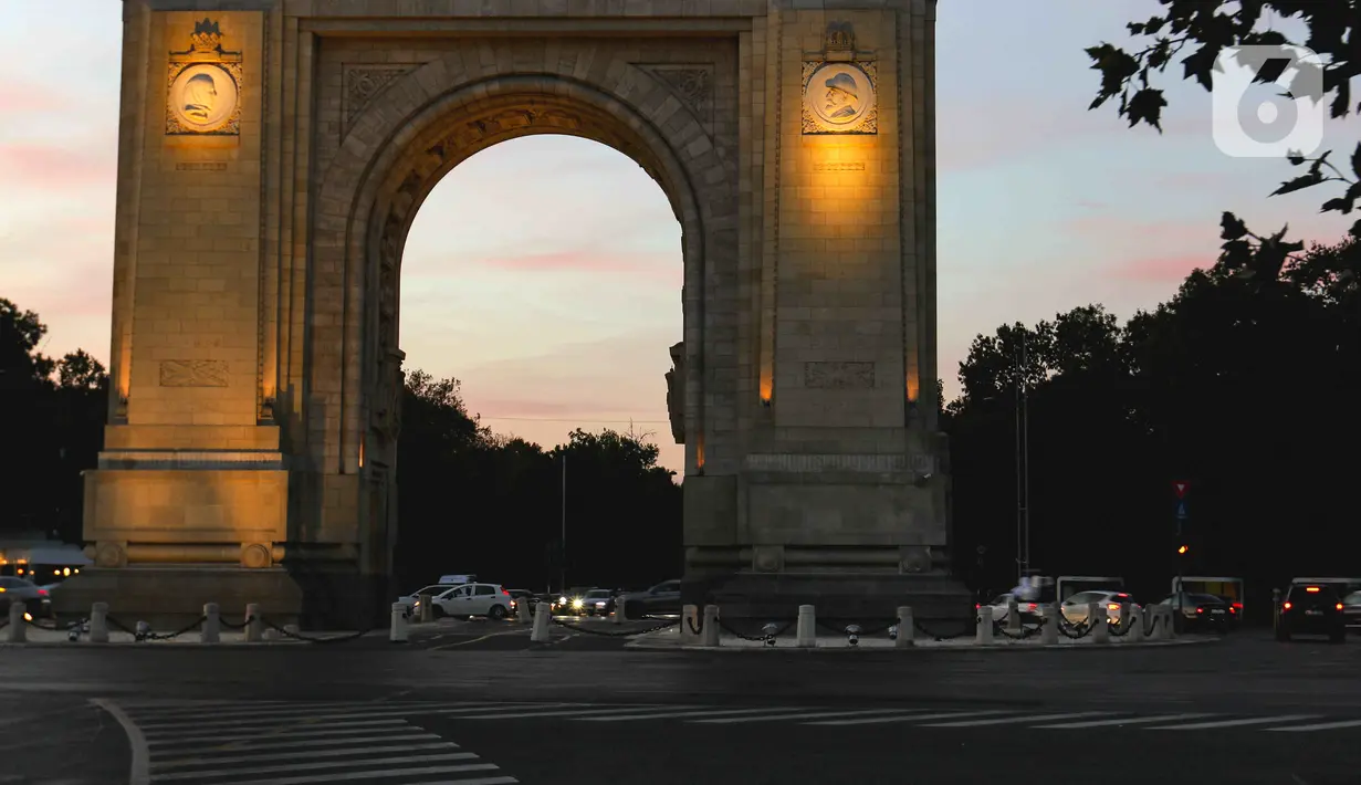 Pemandangan monumen Arcul De Triumf atau The Arch of Triumph di Jalan Kiseleff, Bucharest, Rumania, Sabtu (30/9/2023). (Liputan6.com/Herman Zakharia)