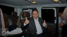 Direktur Utama PT Pelindo II, Richard Joost Lino mengangkat kedua jempol usai menjalani pemeriksaan di Bareskrim Mabes Polri, Jakarta, (9/11/2015). RJ Lino diperiksa selama 10 jam dengan 10 pertanyaan. (Liputan6.com/Gempur M Surya)