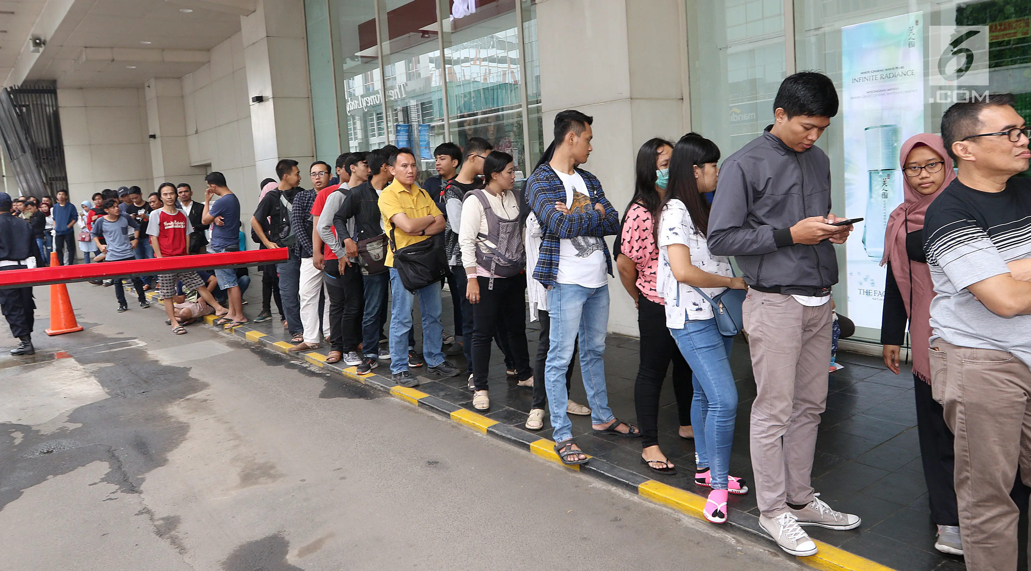 Ratusan calon pembeli rela antre di depan Emporium Pluit Mall, Jakarta. Minggu (21/1). Sejumlah asesoris dan handphone ditawarkan di Authorized Mi Store yang baru saja dibuka. (Liputan6.com/Fery Pradolo)