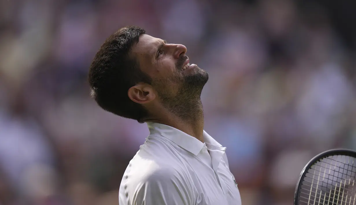 Reaksi kecewa petenis Serbia, Novak Djokovic setelah kehilangan poin saat menghadapi petenis Spanyol, Carlos Alcaraz pada laga final tunggal putra turnamen tenis Grand Slam Wimbledon 2023 di All England Lawn and Tennis Club, London, Minggu (16/7/2023) malam WIB. (AP Photo/Alberto Pezzali)