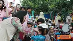 Citizen6, Bandung: Sementara itu, ketika berkunjung ke TK Kartika XIX, Ny. Lia M.Munir disambut dengan Kreatifitas Siswa berupa Baca Puisi, Menyanyi, Drum Band, Angklung, dan berbagai Tarian lainnya termasuk Tari Jaipong. (Pengirim: Pendam3) 