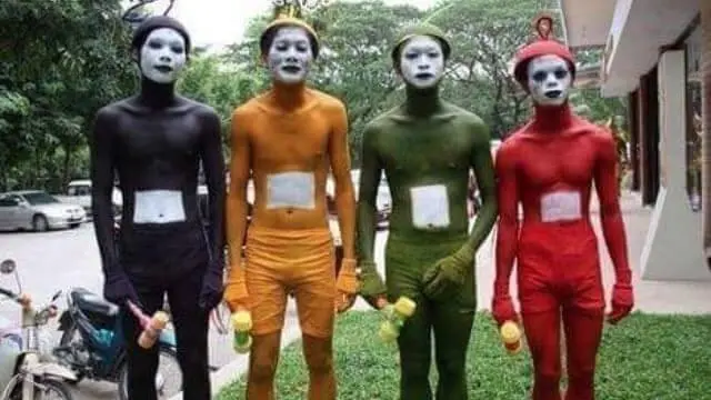 7 Potret Absurd Badut Jalanan, Bukannya Lucu Tapi Bikin Seram