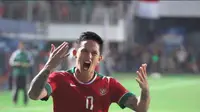 Meskipun gagal ikut piala AFF 2016, Irfan Bachdim tetap semangat nonton pertandingan final Indonesia vs Thailand di Stadion Pakansari. (Foto: Instagram)