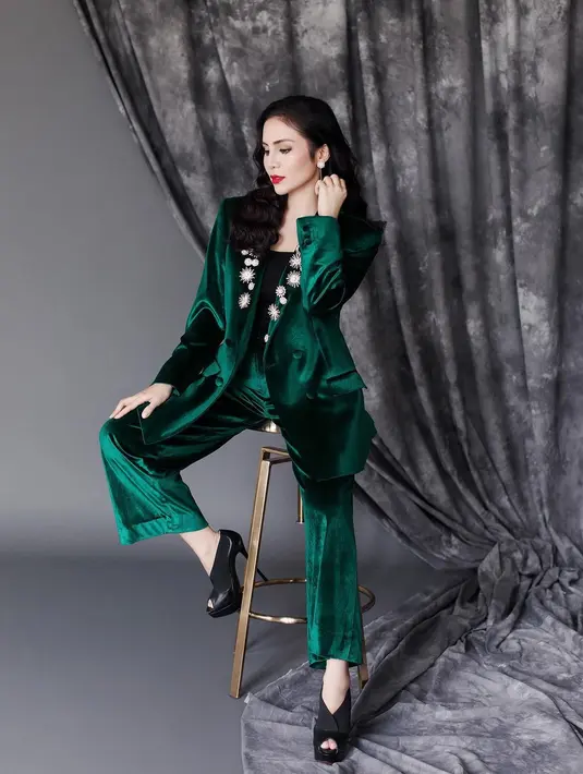 <p>Atau kamu juga bisa gunakan one set velvet blazer seperti Momo. Kamu dapat gunakan boots, wedges, atau platform shoes untuk pilihan sepatu. [Instagram/therealmomogeisha] Penulis: Mufiidaanaiilaa Alifah S.</p>