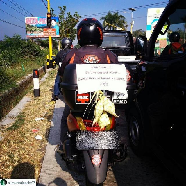 6 Foto Lawas Tulisan Tidak Bawa Menantu saat Mudik Ini Bikin Nostalgia