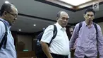 Terdakwa korupsi komisi kegiatan fiktif agen PT Asuransi Jasindo dalam pengadaan asuransi BP Migas-KKKS 2010-2012 dan 2012-2014, Budi Tjahjono (tengah) usai menjalani sidang di Pengadilan Tipikor, Jakarta, Rabu (13/3). (Liputan6.com/Helmi Fithriansyah)
