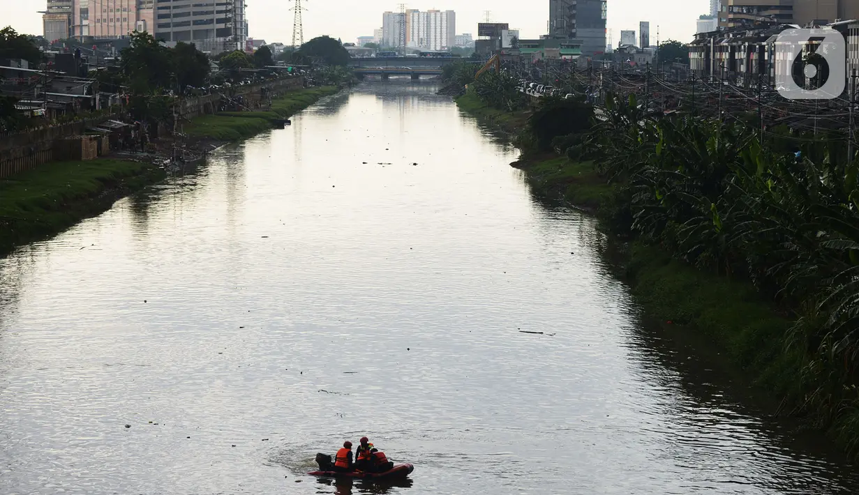 Petugas SAR gabungan Pemadam, Tagana, melakukan pencarian anak yang tenggelam di Sungai Ciliwung Kanal Banjir Barat (KBB), Tomang, Jakarta, Rabu (24/11/2020). Seorang anak dikabarkan tenggelam pada siang menjelang sore tadi di kawasan tersebut. (merdeka.com/Imam Buhori)
