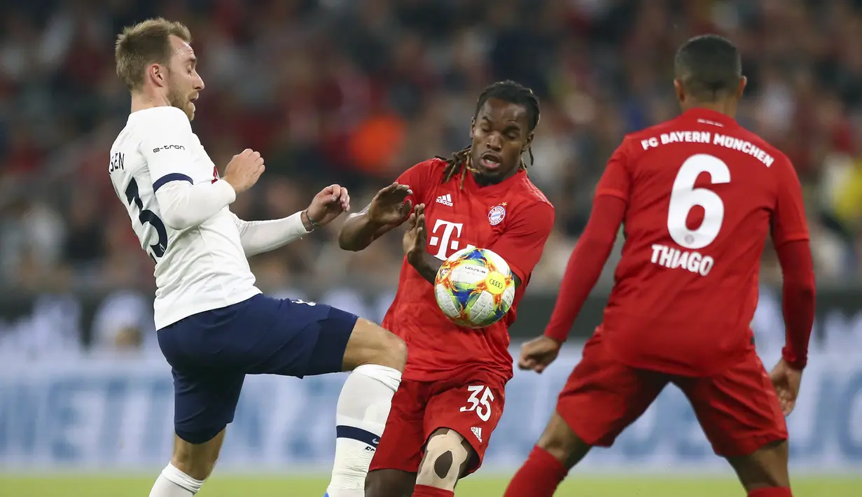 Gelandang Tottenham Hotspur, Christian Eriksen berusaha merebut bola dari gelandang Bayern Muenchen, Renato Sanches selama pertandingan final Audi Cup 2019 di Alianz Arena, Jerman (1/7/2019). Eriksen mencetak satu gol di pertandingan final ini.(AP Photo/Matthias Schrader)