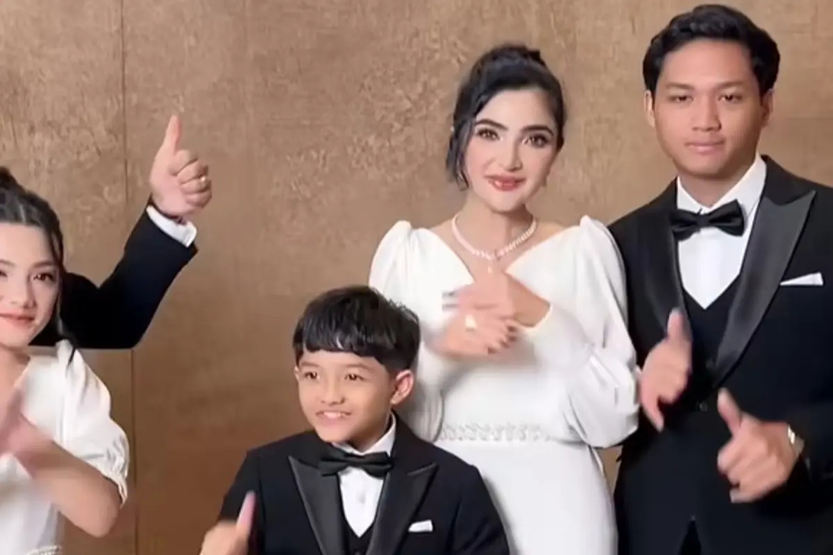 Gaya Rambut Ashanty di Pemotretan Terbaru Keluarga Anang Hermansyah