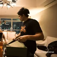 Atta Halilintar buka kado Ultah (Youtube/ AH)