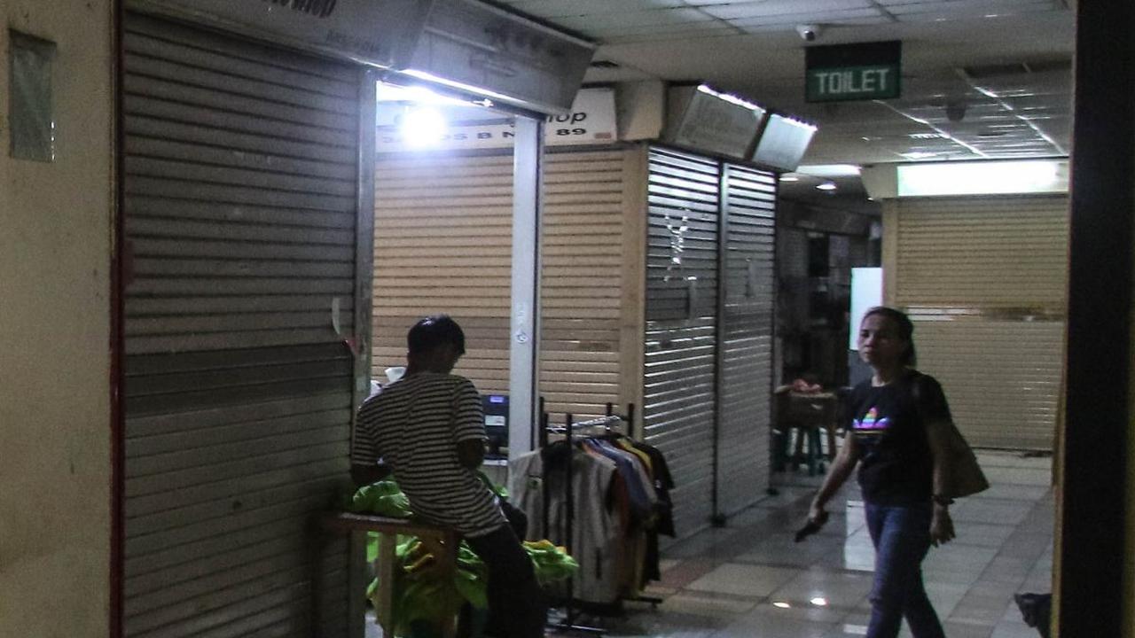 Kondisi ini diperparah dengan sepi pengunjung yang datang di Pasar Tanah Abang.