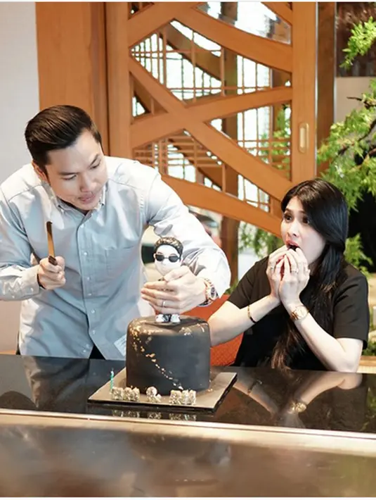 Selama hamil, pemeran sinetron Cinta Indah Season 1 itu mengaku makin banyak tawaran syuting iklan. Bahkan, bayi yang ada dalam kandungan juga tak luput menerima tawaran. (Instagram/sandradewi88)