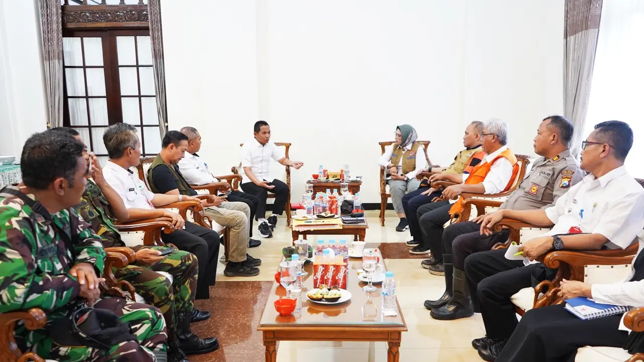 Bupati Lumajang Thoriqul Haq (Kanan) memberikan penjelasan kepada rombongan BNPB terkait kondisi terkini daerah terdampak APG Gunung Semeru di pendopo Lumajang (Istimewa)