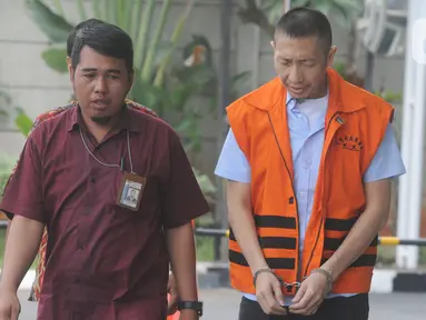 Tersangka suap penanganan perkara di PN Jakarta Barat Sendy Pericho tiba untuk pemeriksaan di Gedung KPK, Jakarta, Jumat (15/11/2019). Sendy Perico diperiksa untuk pengembangan kasus dugaan suap pengurusan perkara penipuan investasi yang sedang diproses di PN Jakarta Barat. (merdeka.com/Dwi Narwoko)