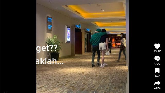 Pria diduga Desta bersama Gege Elisa saat sedang menonton di bioskop.
