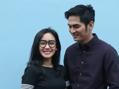 Cita Citata dan Ichal Muhammad saat ditemui di kawasan Tendean usai mengisi sebuah acara, Jakarta, Jumat (29/4). Cita dan Ichal mengaku baru dua minggu menjalin cinta. (Liputan6.com/Herman Zakharia)