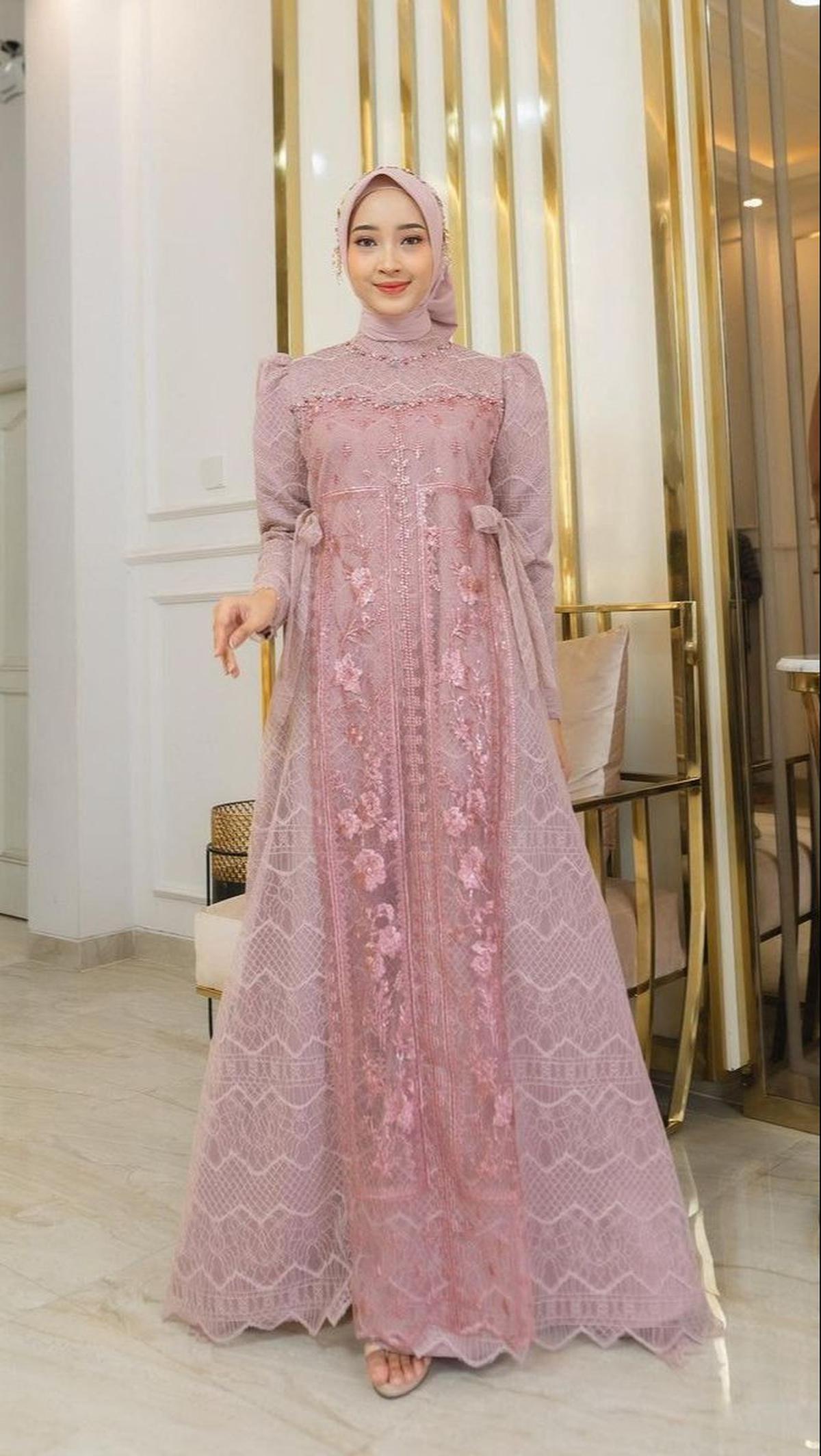 Gamis Brokat Masa Kini untuk Tampilan yang Lebih Modis<br>