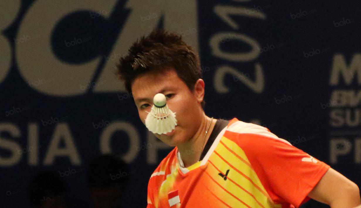Liliyana Natsir bersiap sebelum melakukan servis pada ajang BCA Indonesia Open 2016 di Istora Gelora Bung Karno, Senayan, Jakarta. (Bola.com/Nicklas Hanoatubun)