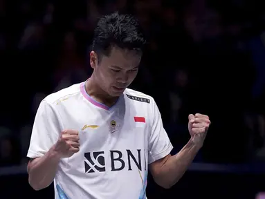 Pebulu tangkis tunggal putra Indonesia, Anthony Sinisuka Ginting merayakan kemenangan atas pebulu tangkis Denmark, Victor Axelsen pada laga perempat final All England 2024 di Utilita Arena Birmingham, Inggris, Jumat (15/03/2024). (AP Photo/PA/Bradley Collyer)