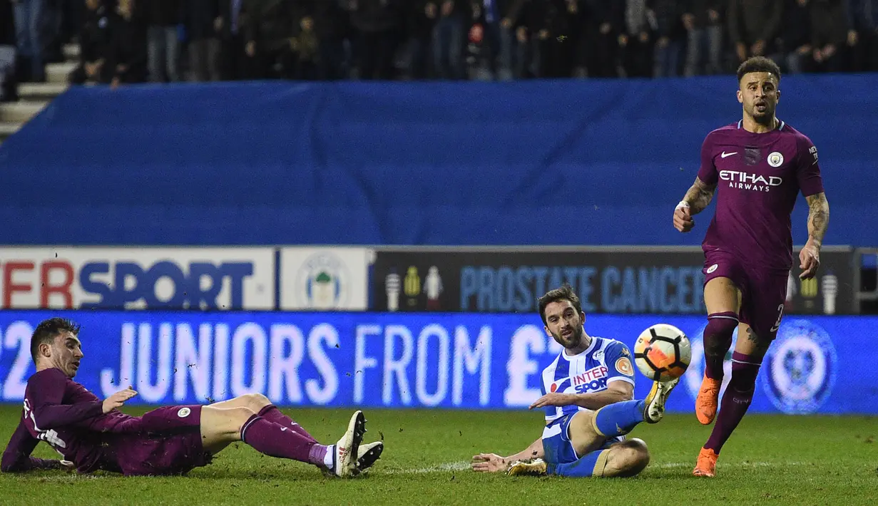 Striker Wigan Athletic, Will Grigg mencetak gol ke gawang Manchester City pada babak kelima Piala FA di DW Stadium, Senin (19/2). Manchester City City disingkirkan oleh tim divisi ketiga Wigan Athletic dengan skor 1-0. (Oli SCARFF / AFP)