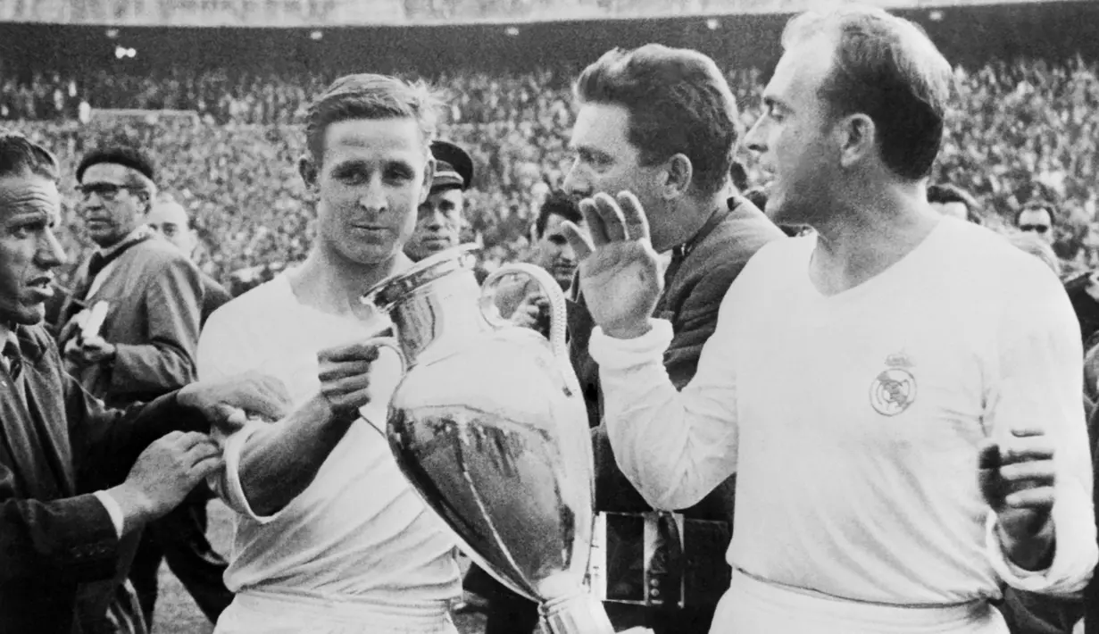 <p>Raymond Kopa. Eks sayap kiri Prancis yang wafat di usia 85 tahun pada 3 Maret 2017 ini tercatat sebagai pesepak bola Prancis pertama yang meraih gelar Ballon d'Or pada edisi ke-3 tahun 1958. Prestasinya saat itu adalah membawa Real Madrid meraih gelar Liga Spanyol dan Piala Champions musim 1956/1957. Sementara bersama Timnas Prancis pada periode tersebut ia sukses mengantarkan negaranya menduduki peringkat ke-3 pada Piala Dunia 1958. (AFP/Staff)</p>