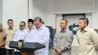 Menteri Koordinator Bidang Perekonomian Airlangga Hartarto mengumumkan paket stimulus ekonomi lanjutan di Kantor Pos Indonesia, Cikini, Jakarta Pusat, Jumat (17/10/2025). (Liputan6.com/Lizsa )