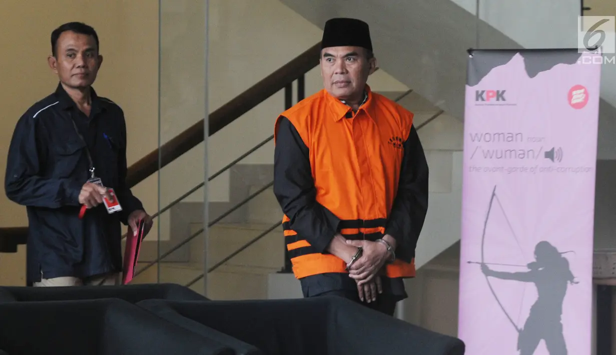 Bupati Jepara Ahmad Marzuqi usai menjalani pemeriksaan oleh penyidik di Gedung KPK, Jakarta, Senin (27/5/2019). Ahmad Marzuqi diperiksa sebagai tersangka terkait dugaan suap dalam putusan praperadilan kasus dugaan korupsi penggunaan dana bantuan parpol di PN Semarang. (merdeka.com/Dwi Narwoko)