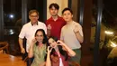 Lyodra merayakan bersama keluarga dan kekasihnya, Randy Martin. Lyodra pun tampil mengenakan outer merah dipadukan inner dress putih. [@lyodraofficial]