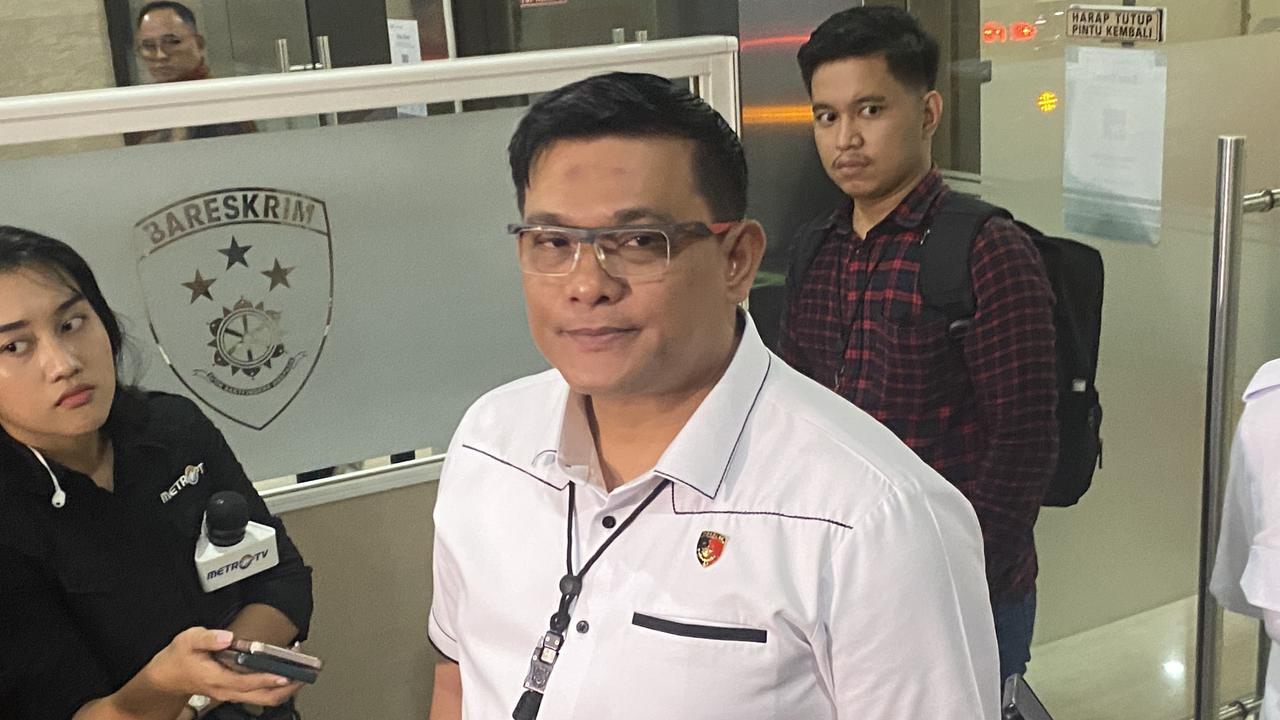 Direktur Reserse Kriminal Khusus Polda Metro Jaya, Kombes Pol Ade Safri Simanjuntak memberikan keterangan pers terkait pemeriksaan Ketua KPK Firli Bahuri, Selasa malam (24/10/2023). (Liputan6.com/Ady Anugrahadi)