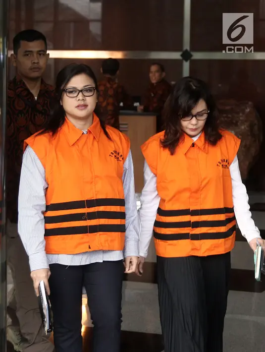 Mantan Anggota DPRD Sumut, Rinawati Sianturi dan anggota Komisi XI DPR, Rooslynda Marpaung usai diperiksa di gedung KPK, Jakarta, Rabu (11/7). Keduanya ditahan atas sangkaan suap interpelasi dan penetapan APBD Sumut. (Liputan6.com/Herman Zakharia)